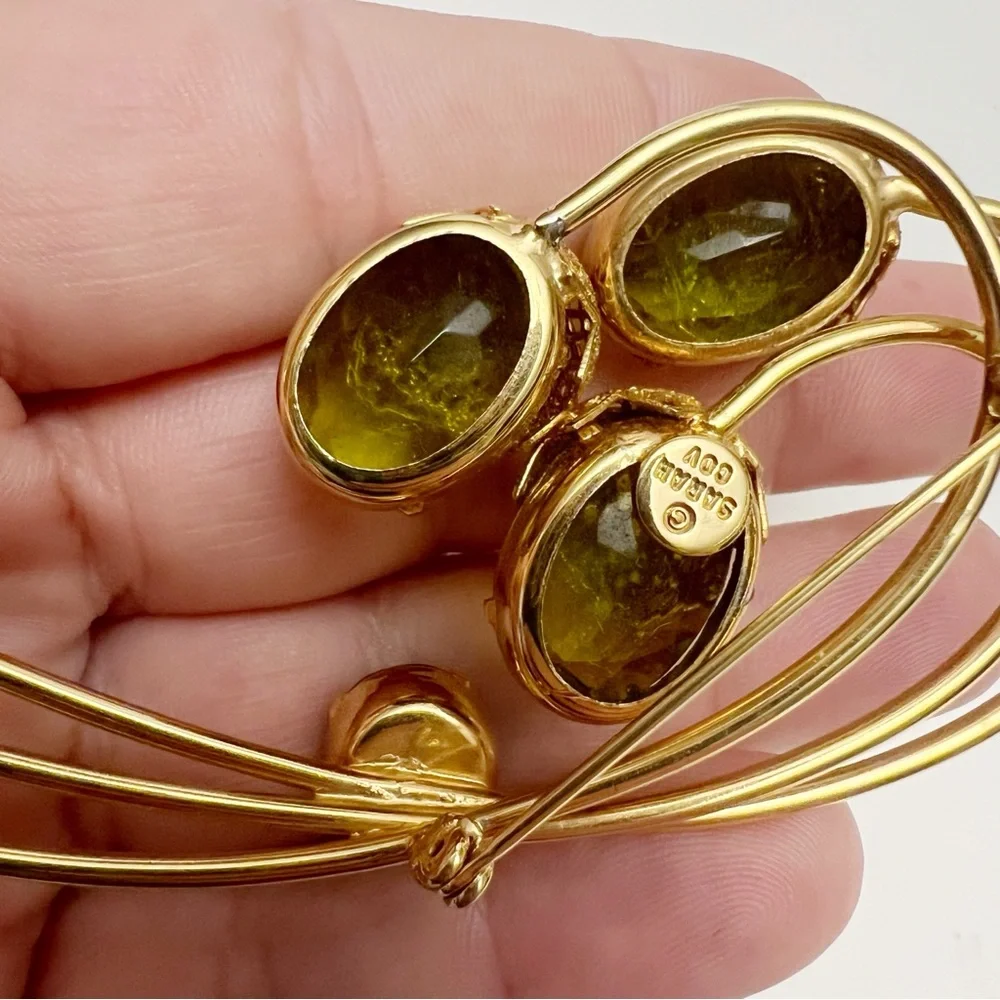 Vintage Sarah Coventry Touch of Elegance Green Glass Goldtone Filigree Brooch